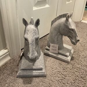 NWT Gorgeous Vintage Gray Horse Head Equestrian Western Bookends Home Decor Set